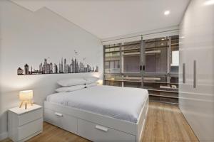 Modern CBD Aparment with Workspace and Fast WiFi