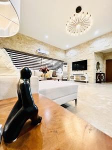 4BR Huge House up to 30px with 2 Car Park Cebu City