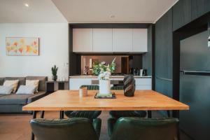 2 Bedroom Apartment Haymarket with Balcony