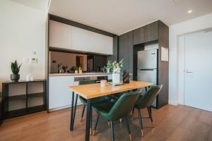 2 Bedroom Apartment Haymarket with Balcony