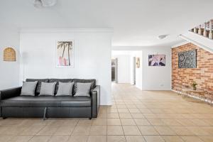 Luxe Retreat - 3BR - Free Parking - Near Station