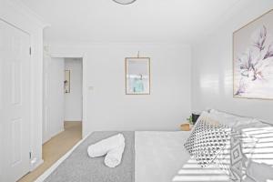 Luxe Retreat - 3BR - Free Parking - Near Station