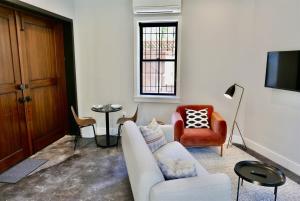 The Chic Carriage house in Shaw Sleeps 2