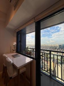 Stunning 41F Skyline View Relaxing City Escape