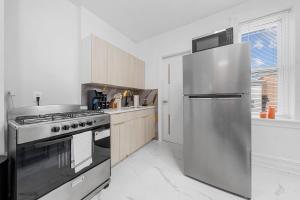 Modern-6 people to sleep-15 min from NYC-private Parking