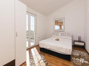 Amazing Villa with Outdoor Swimming Pool