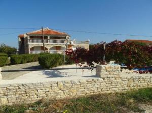 Amazing Villa with Outdoor Swimming Pool