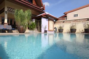 Beautiful 5BR Villa Felicity, Pool & Garden, near Naiharn