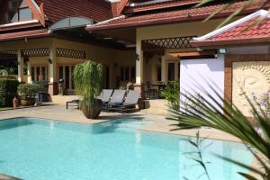 Beautiful 5BR Villa Felicity, Pool & Garden, near Naiharn