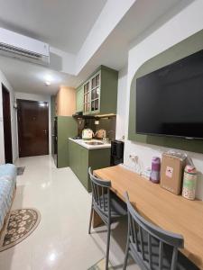 Affordable Cozy Studio in West Vista Apartment, Cengkareng