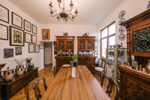 Charming 2 Bedroom Apartment in Heart of Craiova