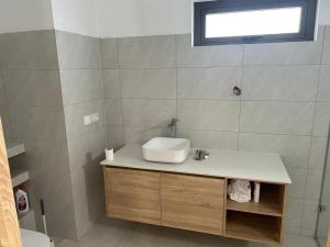 New villa 3 bedrooms en suite, Swimming pool, 5 min beach