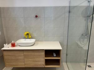 New villa 3 bedrooms en suite, Swimming pool, 5 min beach