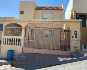 Casa al Norte bien ubicada, portón control remoto