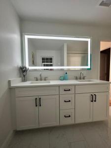 Soakin Luxury 3-Bedroom House You Wont Want to Miss!