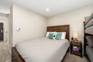 Great Location! Downtown WP with Hot Tub! Sleeps 6!