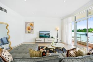 Modern Riverside 4BR Apartment in Abbotsford