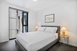 Well-Lit 2-Bed Apartment with Balcony