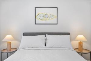 Well-Lit 2-Bed Apartment with Balcony