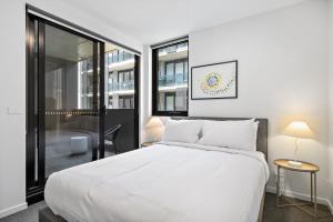 Well-Lit 2-Bed Apartment with Balcony