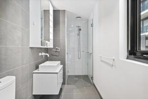 Well-Lit 2-Bed Apartment with Balcony