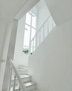 Santorini Villa Puncak by SunMach - Wifi & Netflix