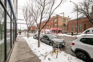 Logan Sq 2BR w Gym Roof 1 block to L CHI-373