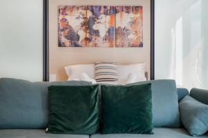 One bedroom apartment with balcony and concierge , station and shops 2min walk