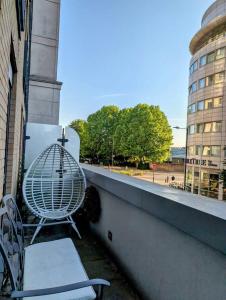 One bedroom apartment with balcony and concierge , station and shops 2min walk