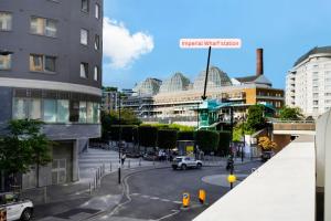 One bedroom apartment with balcony and concierge , station and shops 2min walk