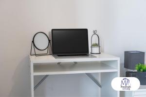Central Home - Fast Wi-Fi - Smart TVs - Sleeps 5