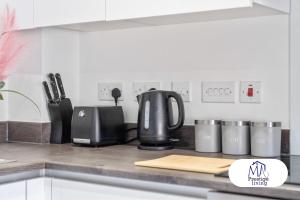 Central Home - Fast Wi-Fi - Smart TVs - Sleeps 5