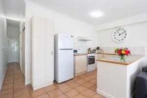 Coastal Breeze Apartment - Steps Away from City Stadium & Ferry Townsville