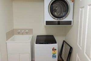 Coastal Breeze Apartment - Steps Away from City Stadium & Ferry Townsville