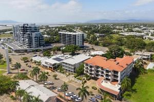 Coastal Breeze Apartment - Steps Away from City Stadium & Ferry Townsville