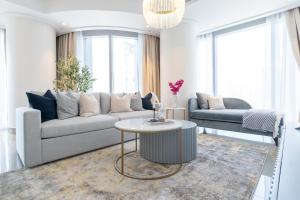 Vogue Vacation Homes, Downtown Opera Grand near Burj Khalifa and Dubai Mall, Two Bedroom Apartment with Large Balcony and Access toAmenities