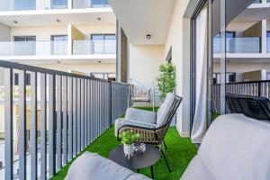 Balcony-Facing Pool 2BR with Assistant Room, Minutes Walk to Park, Miracle and Butterfly Garden, Divine Living, Arjan by Deluxe Holiday Homes