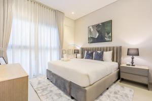 Balcony-Facing Pool 2BR with Assistant Room, Minutes Walk to Park, Miracle and Butterfly Garden, Divine Living, Arjan by Deluxe Holiday Homes