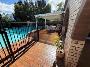 Huge house with 2 buildings and pool 6BR