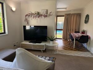 Huge house with 2 buildings and pool 6BR