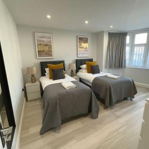 Aisiki Stays Apartment at Harrow - 3-Bedroom and 2-Bathroom PetFriendly House with Garden, King Size or Single Beds with Free WiFi and Parking Space