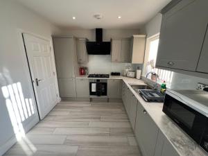 Aisiki Stays Apartment at Harrow - 3-Bedroom and 2-Bathroom PetFriendly House with Garden, King Size or Single Beds with Free WiFi and Parking Space