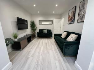 Aisiki Stays Apartment at Harrow - 3-Bedroom and 2-Bathroom PetFriendly House with Garden, King Size or Single Beds with Free WiFi and Parking Space