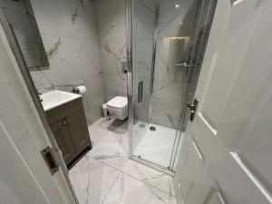 Aisiki Stays Apartment at Harrow - 3-Bedroom and 2-Bathroom PetFriendly House with Garden, King Size or Single Beds with Free WiFi and Parking Space