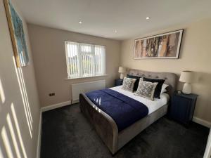 Aisiki Stays Apartment at Harrow - 3-Bedroom and 2-Bathroom PetFriendly House with Garden, King Size or Single Beds with Free Wi-Fi and Parking Space