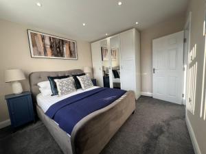 Aisiki Stays Apartment at Harrow - 3-Bedroom and 2-Bathroom PetFriendly House with Garden, King Size or Single Beds with Free WiFi and Parking Space