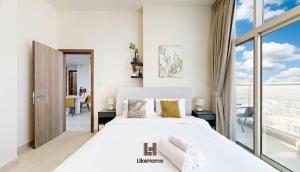 Family-Friendly 2BR in Azizi Plaza with Pool & Gym