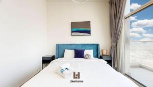 Family-Friendly 2BR in Azizi Plaza with Pool & Gym