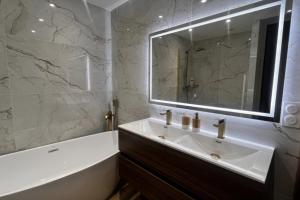 Elegant air-conditioned apartment near the beach