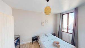 2-bedroom apartment on Rue de Rousseau